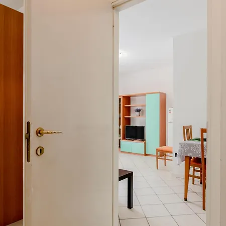 Guesthost - Seaside Sanctuary With Balcony And Parking Rimini