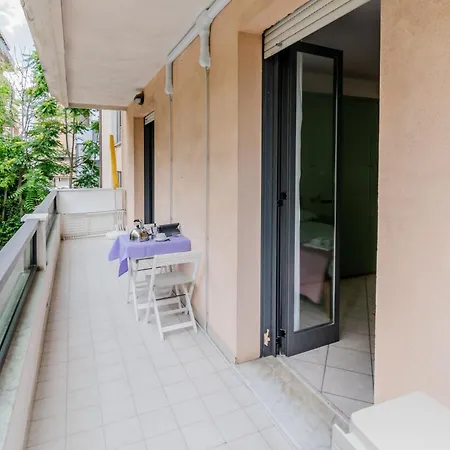 Guesthost - Seaside Sanctuary With Balcony And Parking Rimini