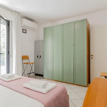 Guesthost - Seaside Sanctuary With Balcony And Parking * Rimini